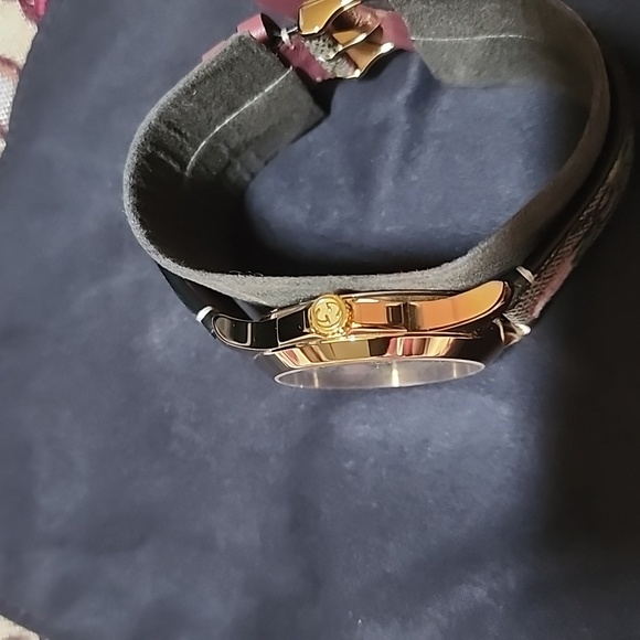 Gucci timeless bloom watch - Picture 3 of 5
